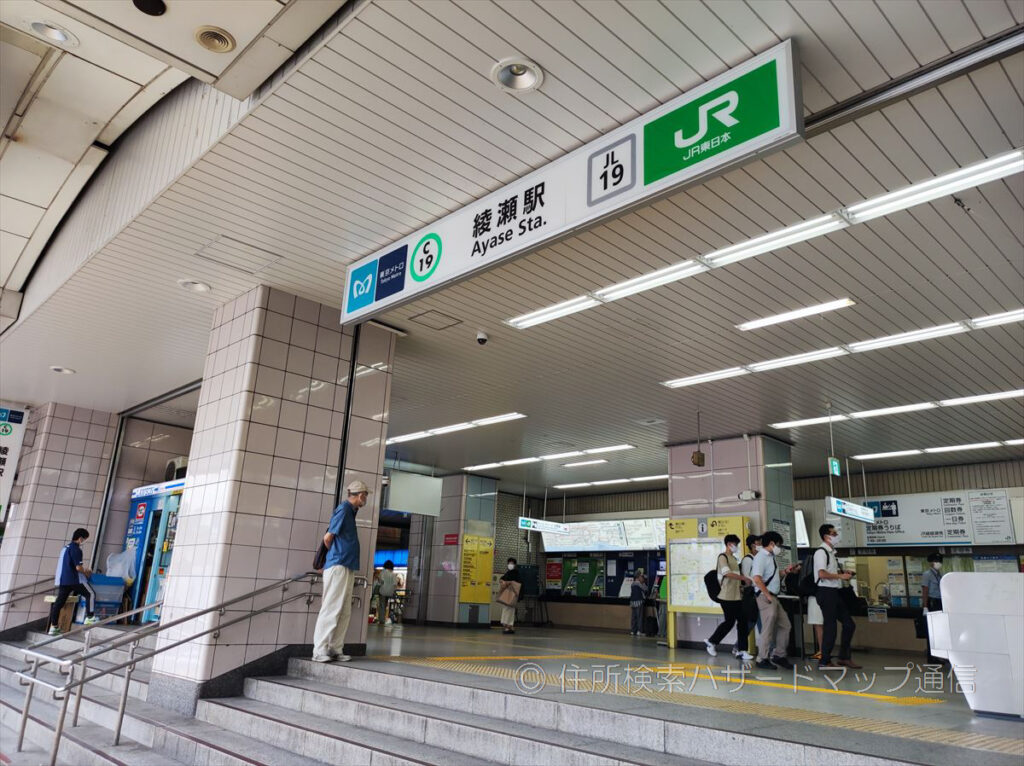 綾瀬駅東口改札の写真