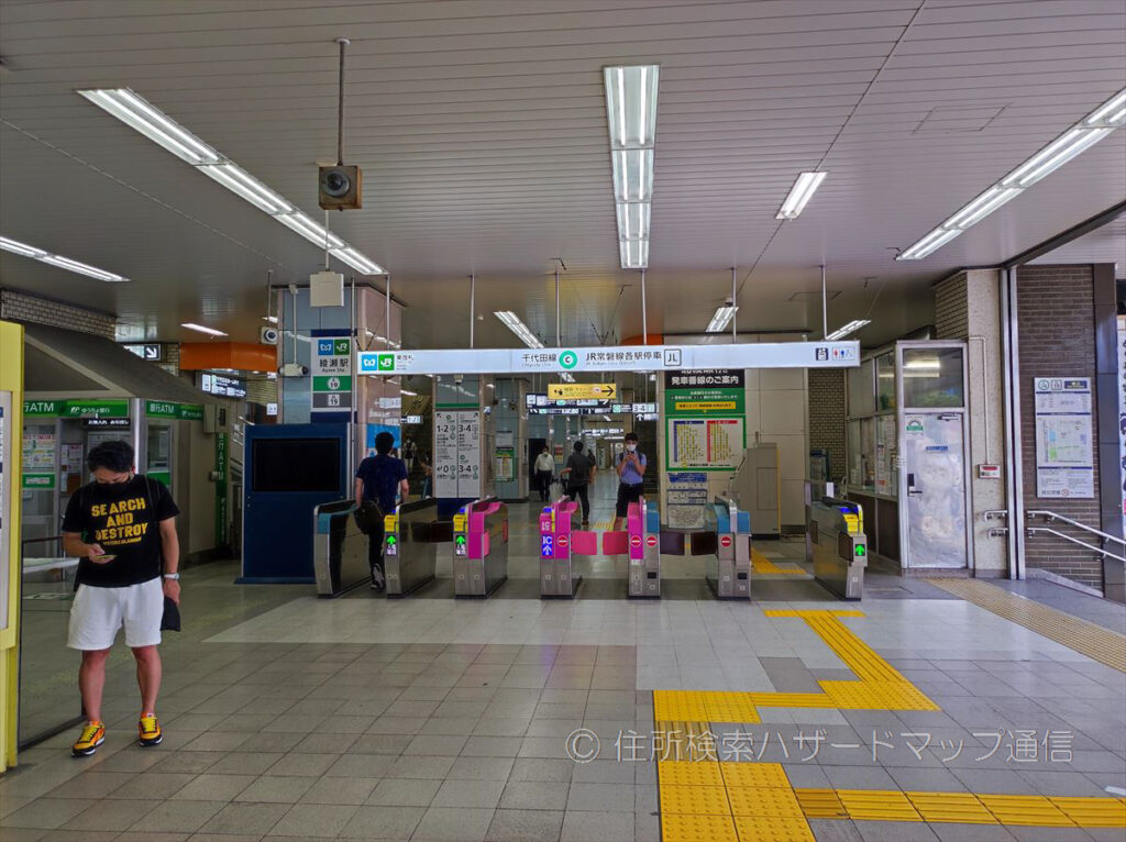 綾瀬駅の東口の改札の写真